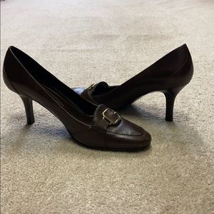 Leather pumps